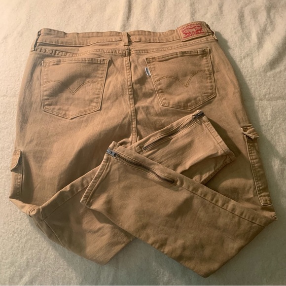 Levi’s slim fit white tab cargo, zip bottoms. 31w, 26l - Picture 1 of 4